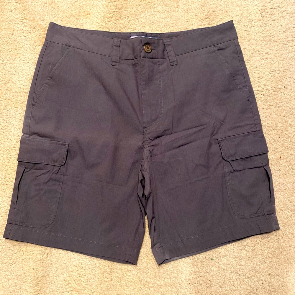 Men’s flag and anthem cargo shorts.